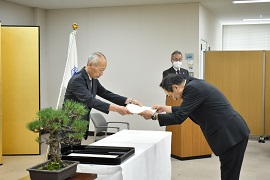 野田敦敬学長（左）と鈴木英樹名誉教授（右）