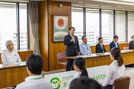 研究所所長である大村秀章愛知県知事による研究員への激励の挨拶