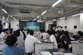 出前授業を実施するセミナー講師