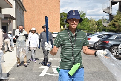 清掃活動に向かう野田敦敬学長