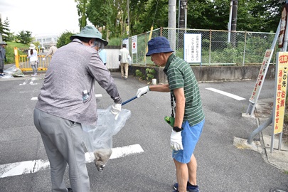 西門付近を清掃する野田学長、太田知啓理事