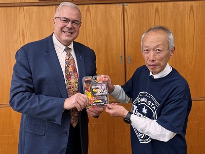 4月訪問時<br>ブラッドバルチ学部長（左）と野田敦敬学長（右）