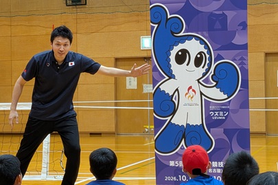 久保佳大監督とアジアパラ競技大会マスコット｢ウズミン｣