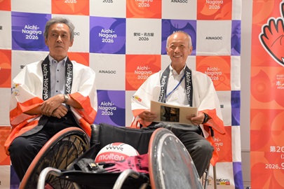 金原宏顧問（左）、野田敦敬学長（右）