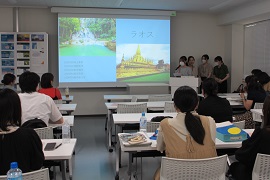 学生による担当国の発表　「ラオスは東南アジアにあります」