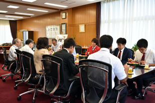 昼食をとりながら懇談中