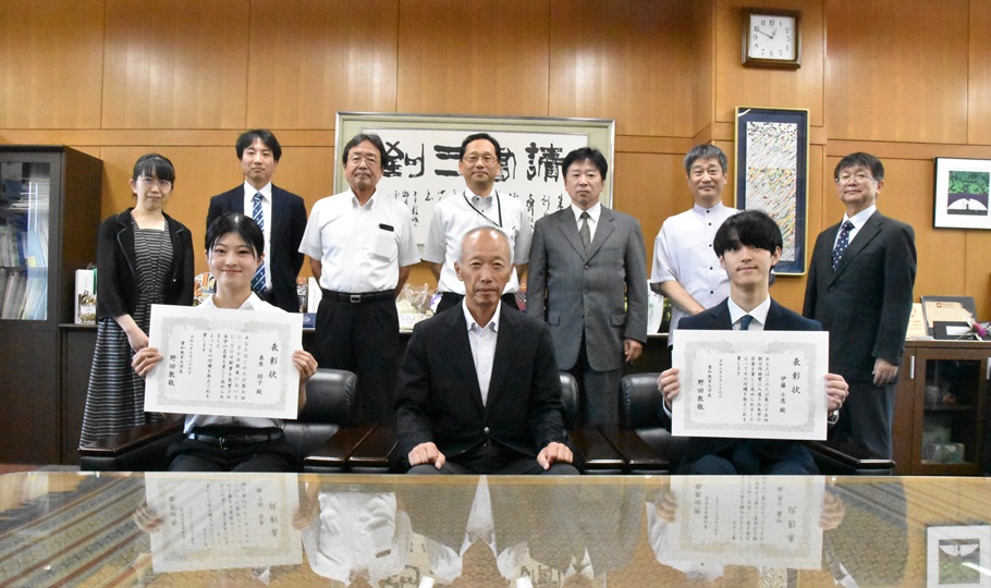 （後列左から、國府副学長、美術教育講座 永江准教授、中村教授、伊藤理事、石川副学長、音楽教育講座 新山王教授、鷹巣創造科学系学系長、<br>前例左から、桑原結子さん、野田敦敬学長、伊藤士恩さん）