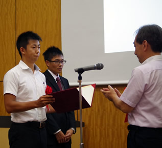 日本地質学会会長から賞状を受け取る酒向さん