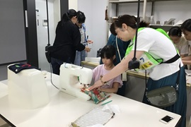 (2)ミシンでここをこう縫って...そう上手！