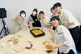 おいしい焼きそばを食べる日韓の学生たち
