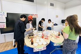 大人気のたこ焼き作り