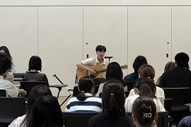素敵な歌を披露する韓国からの留学生