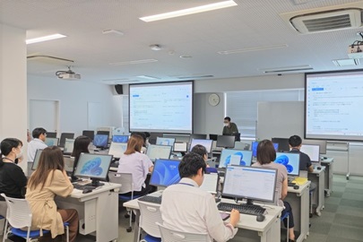 集中して勉強会に臨む職員たち