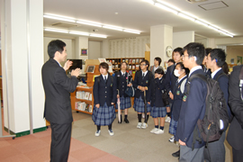 附属図書館見学