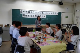 閉会のあいさつを行う顧問の真島聖子学長補佐