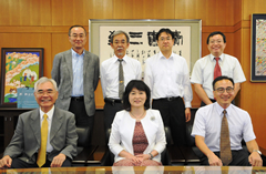 台湾・国立聯合大学の許銘熙学長(前列左)と後藤ひとみ学長ら