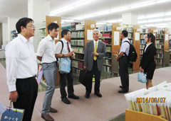 附属図書館を見学する台湾・国立聯合大学の一行