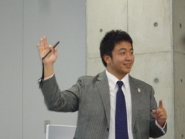 熱心に語る川﨑拓磨係長