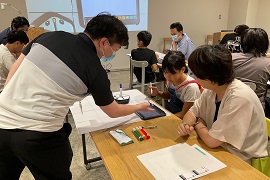 助言する学生ICT支援員