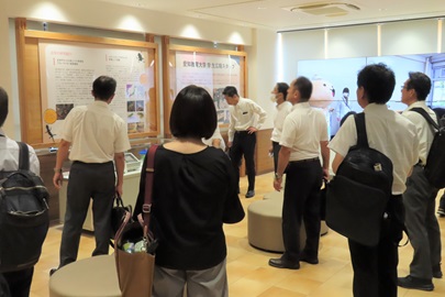 附属図書館の見学