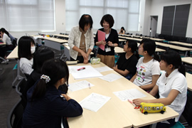 グループディスカッションをする学生たち