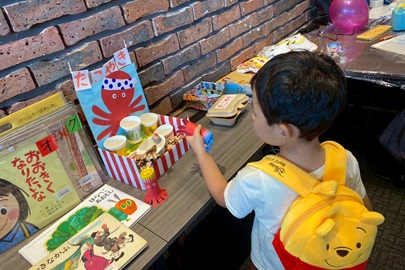おもちゃを手に取る子ども