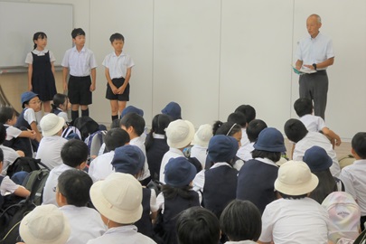 開会のセレモニーで野田敦敬学長と元気にごあいさつ！