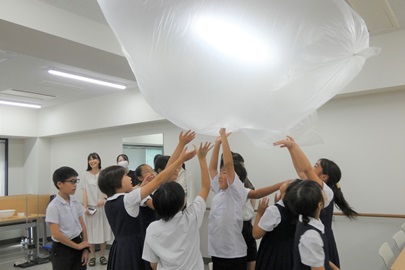 あったかい空気を入れたら浮かんだ～！<br>「空気の動きを感じよう」