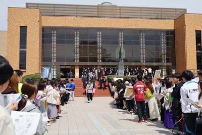 クラブ・サークル勧誘を行う在学生