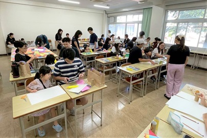 製作場所が足りず、途中で机と椅子を追加
