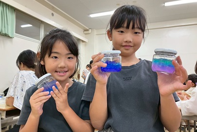 着色した保冷剤を瓶に移して完成