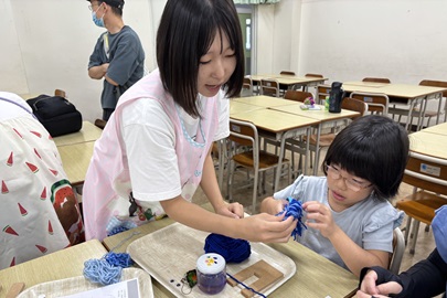 子どもたちのサポートをする大学生