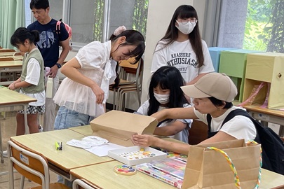 三つ編みをした紐を取り付けているところ