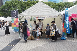 本学のブースでバイオミミクリートランプを体験する子どもたち