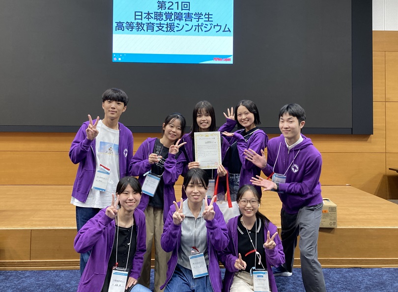 表彰状を手に笑顔の学生たち