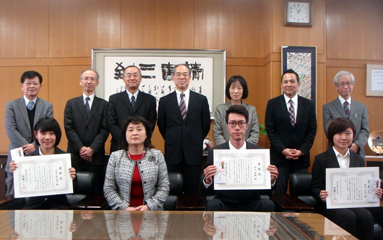 前列左側より，小林さん，後藤学長，田口さん，富永さん