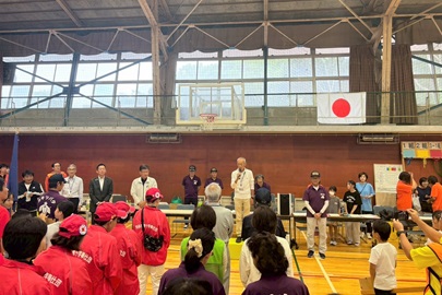 あいさつする野田敦敬学長