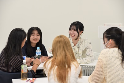 研修員と学生とのディスカッションの様子7
