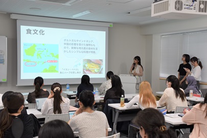 学生による担当国の発表　「食文化にも特徴があります」