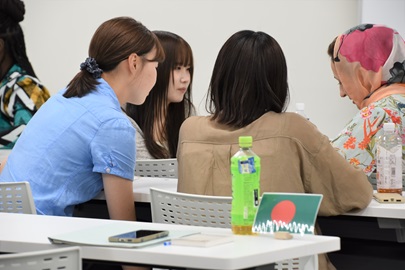 研修員と学生とのディスカッションの様子2