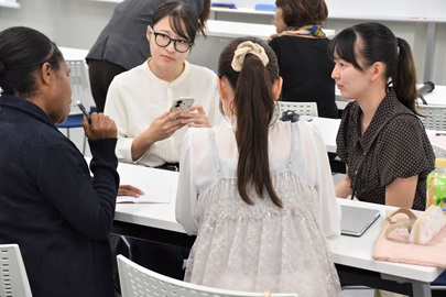研修員と学生とのディスカッションの様子4