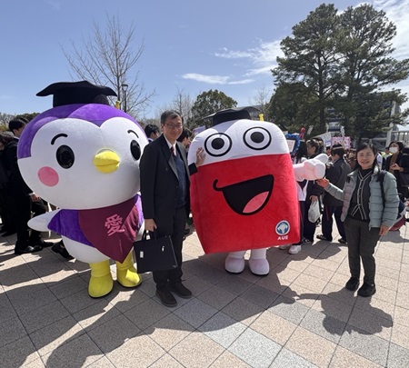 入学式で愛教ちゃん＆エディと楽しく写真撮影