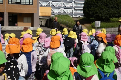 たくさんのどんぐりがみんなを待ってるよ！と野田敦敬学長