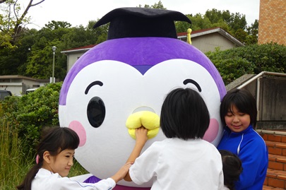 愛教ちゃん久しぶり～と喜ぶ児童。