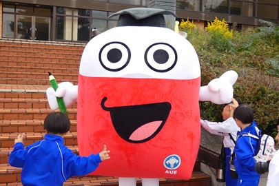 エディ元気だった？と声を掛ける児童。