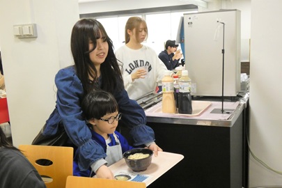 頑張って運ぶぞ！よいしょ、よいしょ...