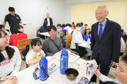 みんなでニコニコ、おいしいご飯！