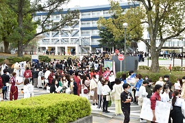 クラブ・サークル勧誘を行う在学生