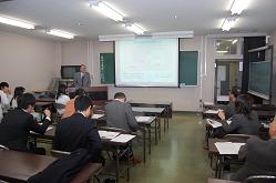 記者会見する菅沼教授