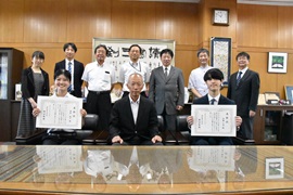 学長室での表彰式